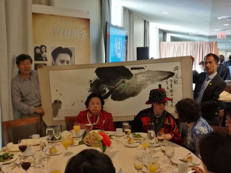 2016年6月17日韩志冰先生作品《荷之韵》被著名美籍华裔活动家陈香梅女士收藏。
